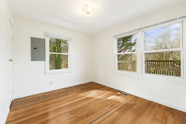 Building Photo - Cozy West Asheville 2-Bedroom Near Haywood...