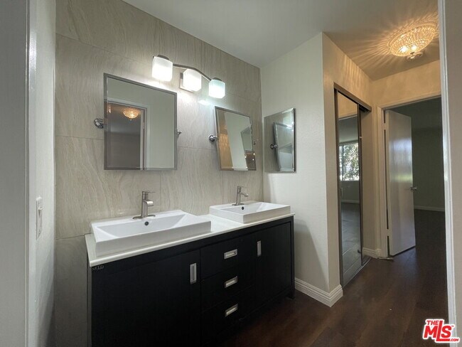 Building Photo - 8535 W Knl Dr