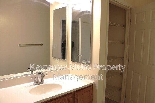 Building Photo - 1321 Karen Blvd