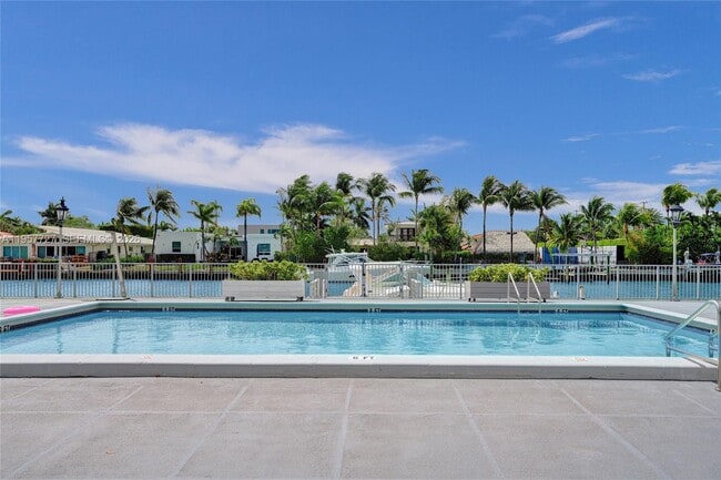 Building Photo - 10000 W Bay Harbor Dr