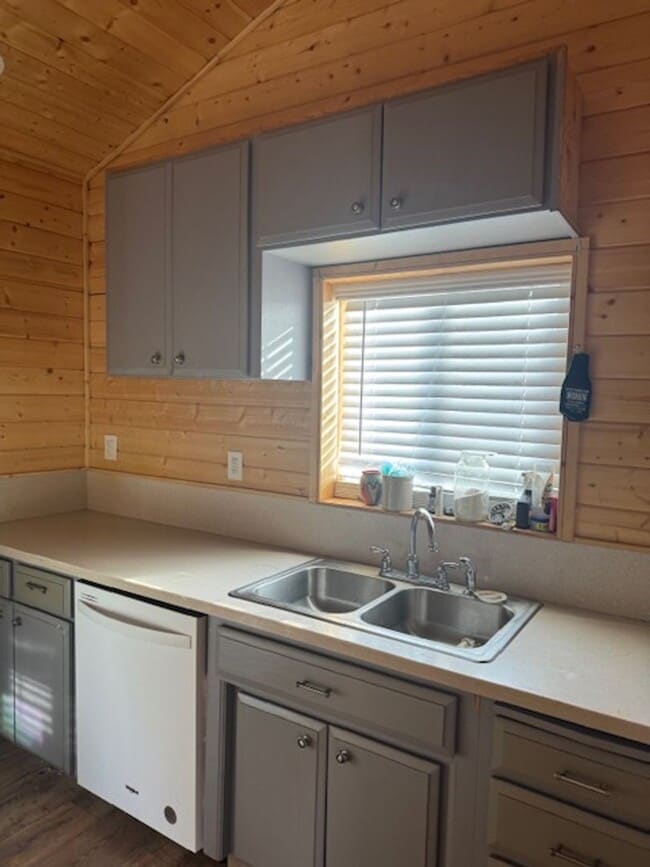 Building Photo - 4 BEDROOM HOME INCLUDES SEPARATE GUEST QUARTERS -FURNISHED OR UNFURNISHED- TONS OF PARKING