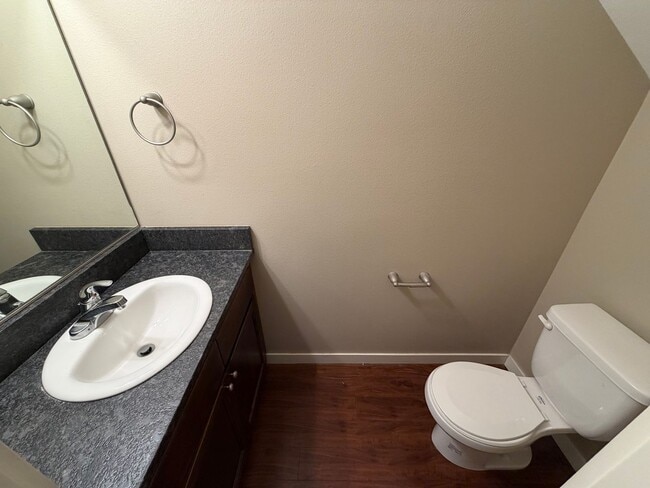Building Photo - Charming 3-Bed, 2.5-Bath Townhouse – With Water/Sewer/Trash Included, and Prime Location!