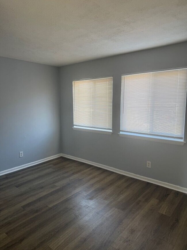 Building Photo - Absolutely Adorable two bedroom is move in ready!