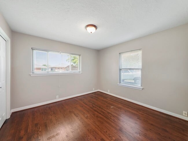 Building Photo - 1115 W 31st St