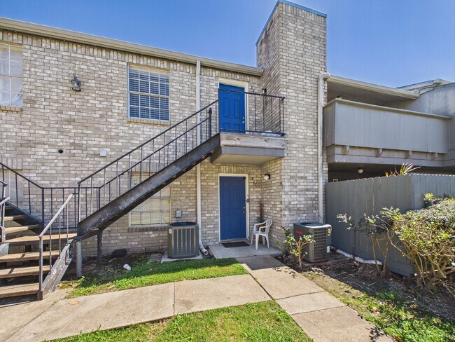 Building Photo - 9700 Leawood Blvd