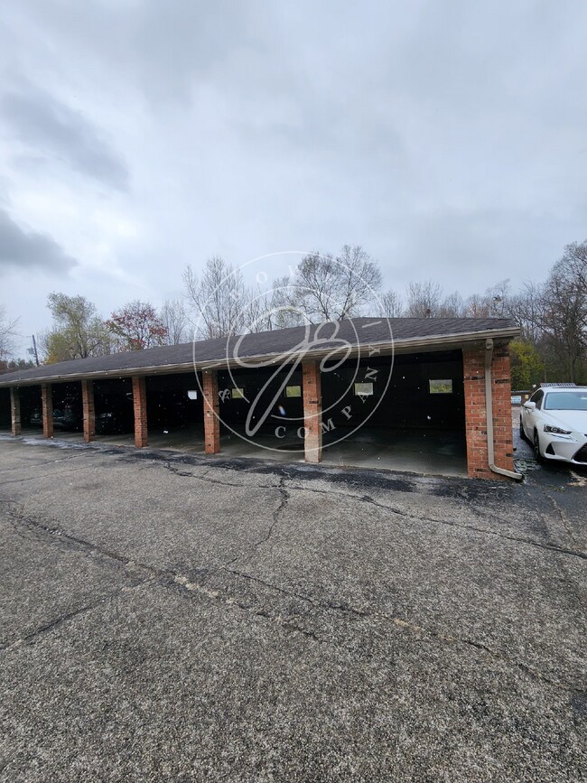 Building Photo - 2 bedroom- Perrysburg School District! Rea...