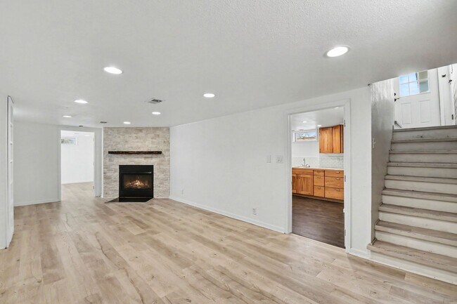 Building Photo - Updated 5 Bed House w/ Central AC & Fenced Backyard
