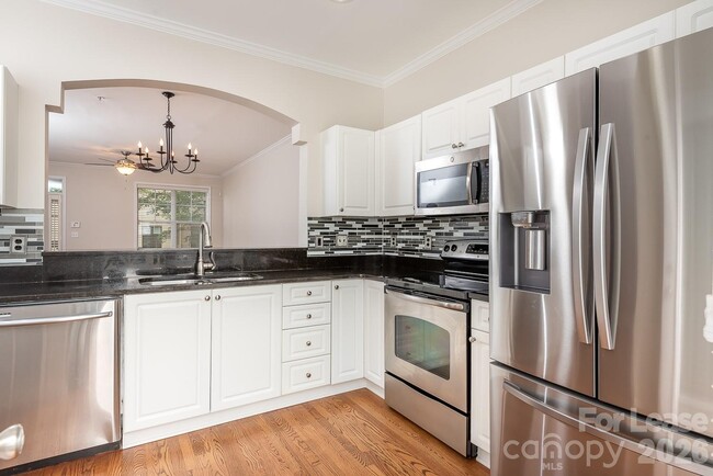 Building Photo - 206 S Cedar St