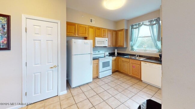 Building Photo - 2230 Beach Dr
