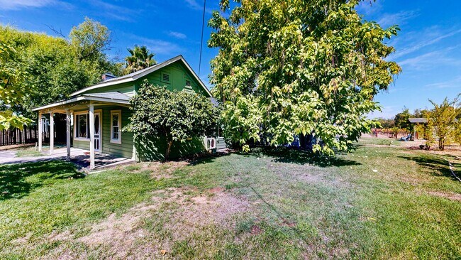 Building Photo - Country Charm Meets Vineyard Views! Two Bedroom Two bath with room to relax!