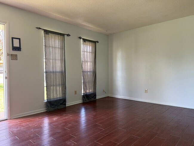 Building Photo - 7910 Mustang Dr