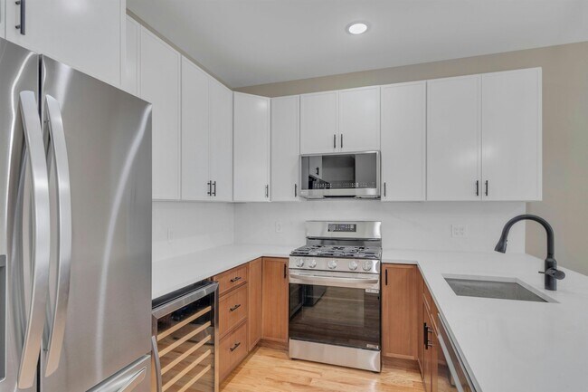 Building Photo - 275 Pearsall Ave