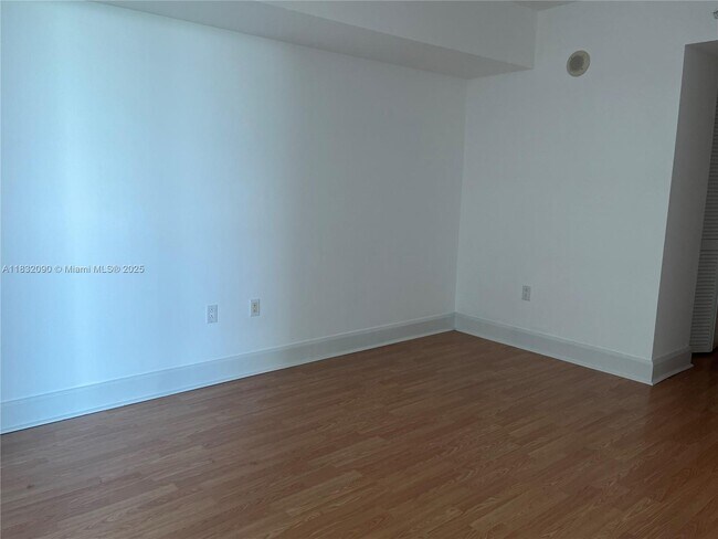 Building Photo - 1800 N Bayshore Dr