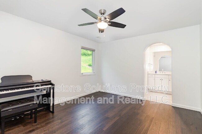Building Photo - 6343 Wildwood Dr