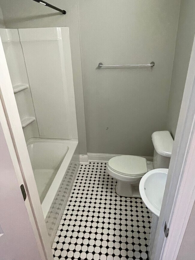 Building Photo - Renovated 1BD/1BA 2 Blocks Off St Charles Ave