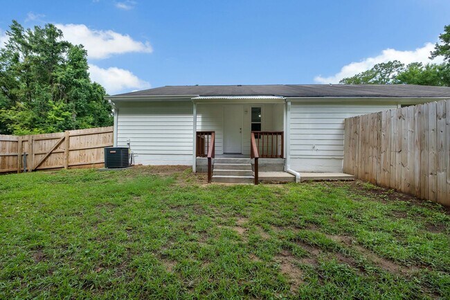 Building Photo - NW Tallahassee Duplex