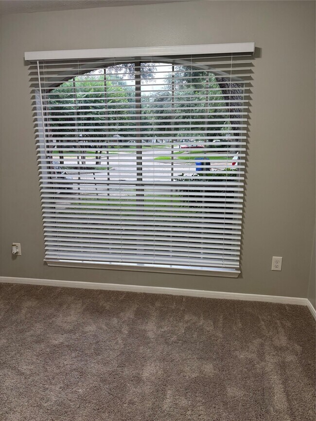 Building Photo - 1702 Oak Ridge Dr
