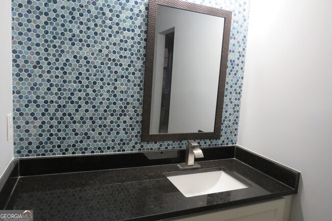 Building Photo - 2060 Bedford Ct