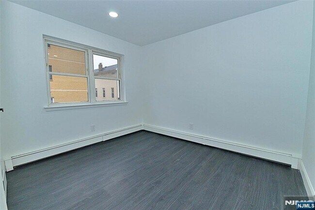 Building Photo - 401 Undercliff Ave