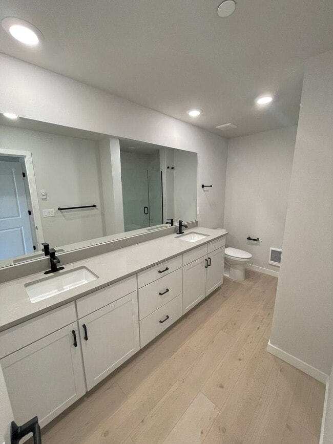 Building Photo - 3bd/3.5ba Shoreline Townhome