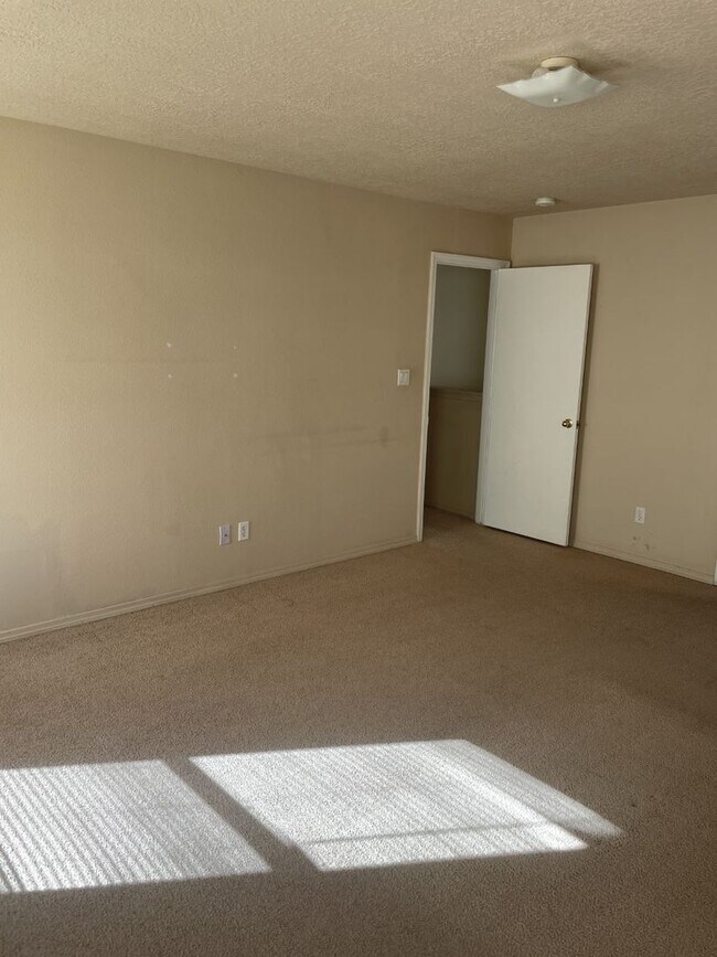 Building Photo - Convenient Westside location!
