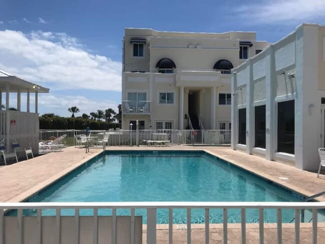 Building Photo - 8600 Ridgewood Ave