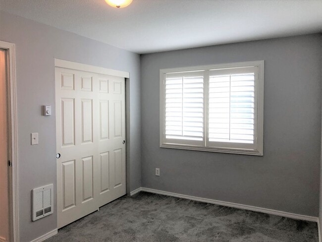 Building Photo - 2 bdrm, 1.5 ba, two story upper condo with...