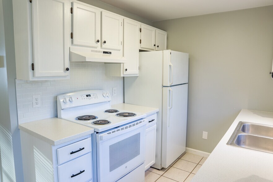 Building Photo - 120 Young St