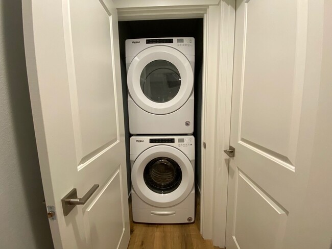 Building Photo - 408 Pine St