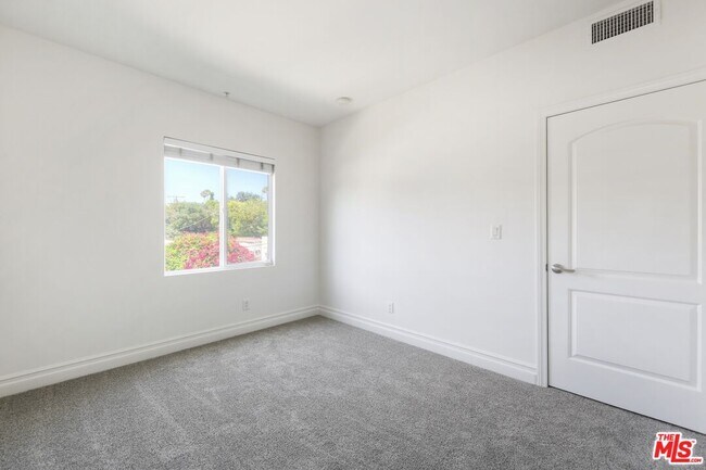 Building Photo - 4711 Ambrose Ave