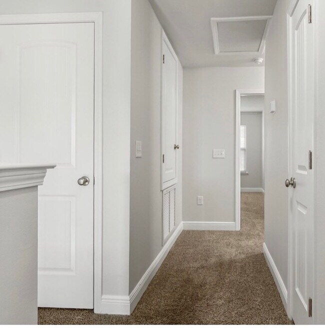 Building Photo - Welcome to 1881 Point Dr.!