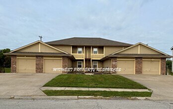 Building Photo - 2 Bedroom Duplex w/ Garage