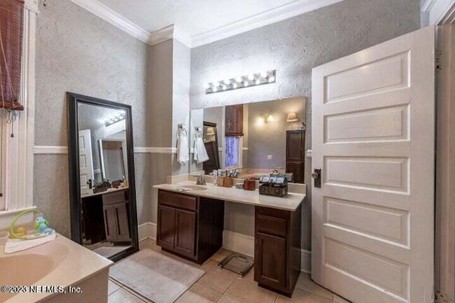 Building Photo - 440 E 6th St