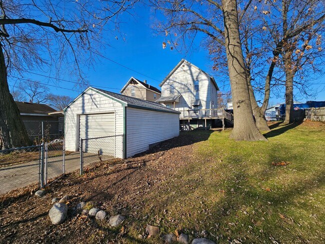 Building Photo - 3 bed, 1 bath, Mishawaka. Fenced Yard. Gar...