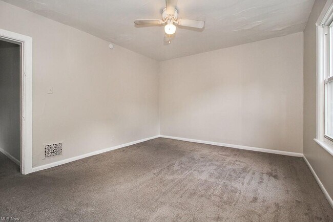 Building Photo - 653 Allyn St