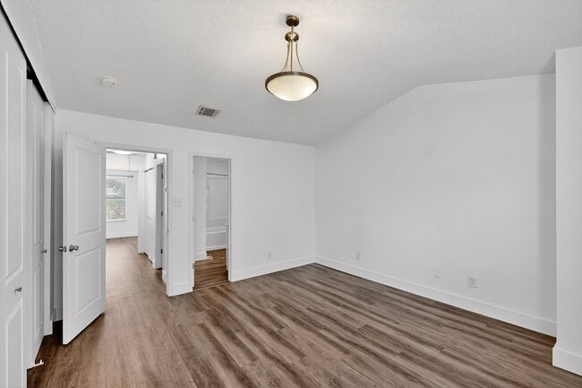 Building Photo - 46 Abbey Rd