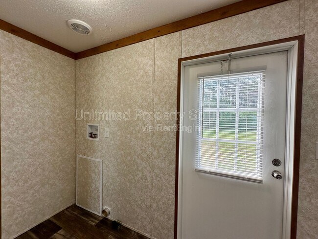 Building Photo - 9465 Sarah Ln NE