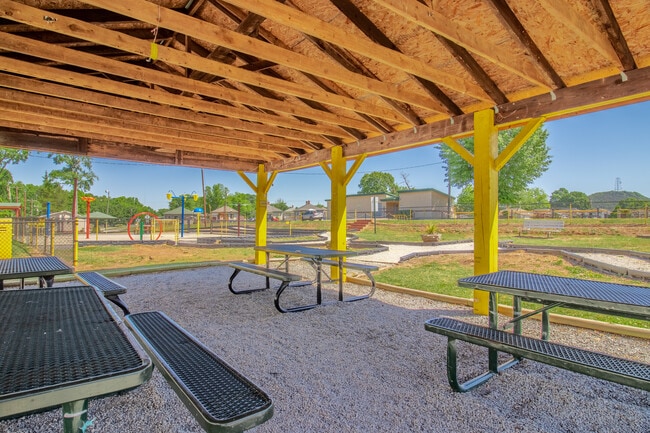 Building Photo - 21 Maple Ave