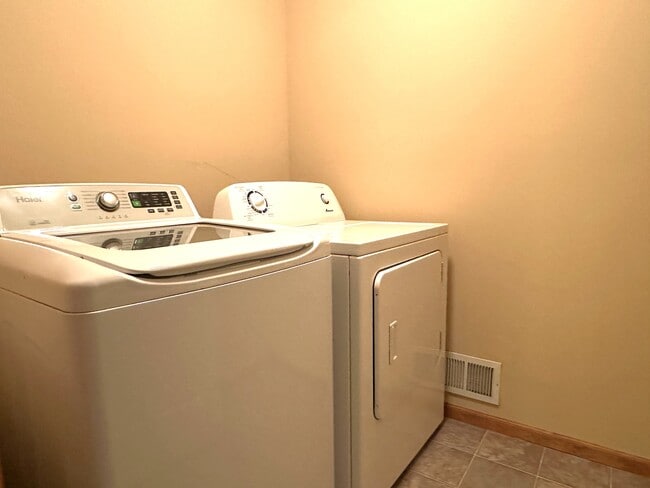 Building Photo - 11448 Town Center Dr