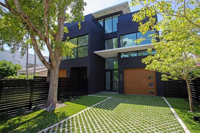 Building Photo - 420 SW 15th Rd