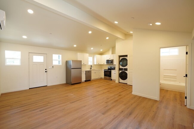 Building Photo - 4805 Charlotte Way
