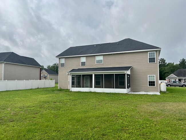 Building Photo - 639 Red Oak Ln