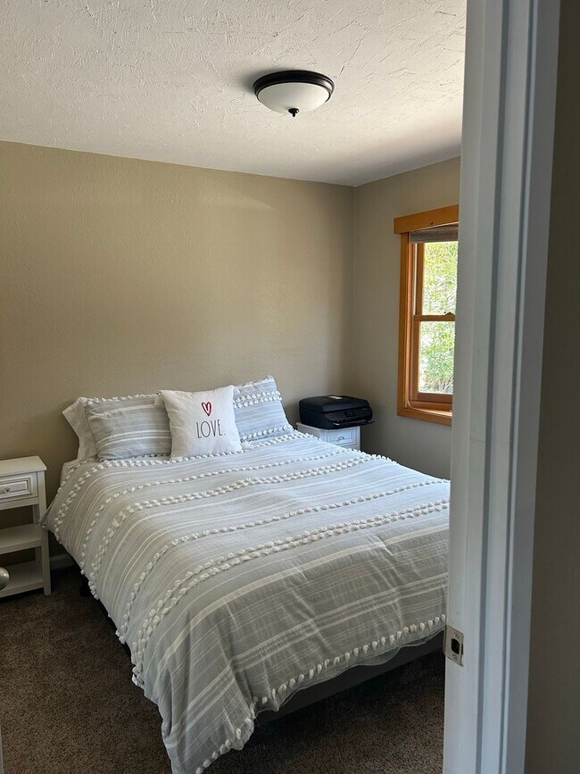 Building Photo - Don't Miss out on a Summer at the Lake.  Beautiful Fully Furnished Waterfront Home available July...