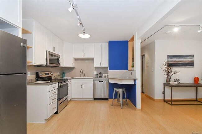 Building Photo - HIGHLY DESIRABLE West Pearl 2 Bed 1 Bath Top Floor Condo-Available August 5th!