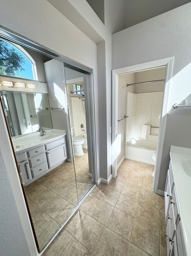 Building Photo - Move-In Ready 3-Bed, 2-Bath Home in Roseville! SEE VIDEO