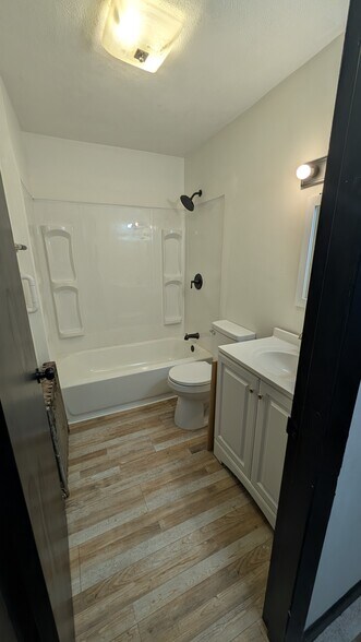 Bathoom - 18 Kernick St