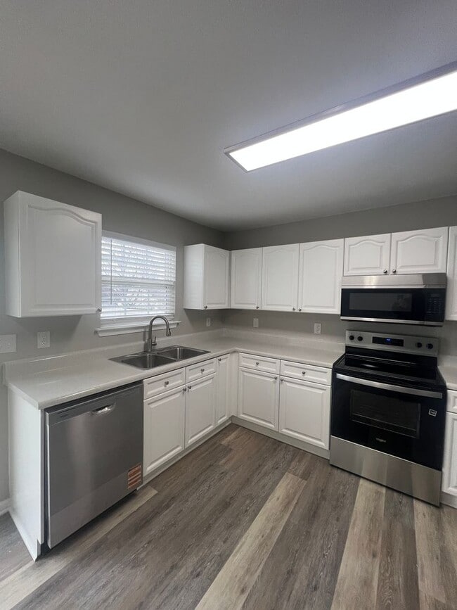 Building Photo - Charlotte Home for Rent (4 beds, 2.5 Baths)