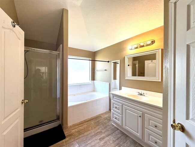 Building Photo - 10022 Driftwood Park Dr