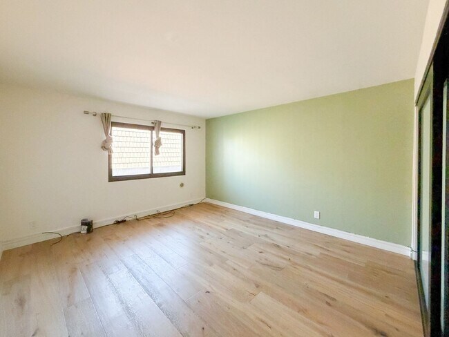 Building Photo - Top Floor Beautiful 2BD 2BA