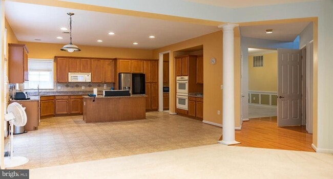 Building Photo - 9571 Linnett Hill Dr